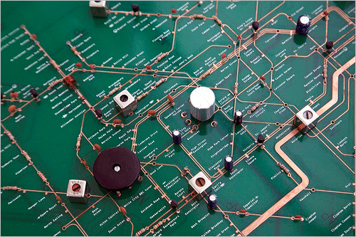 少年心をくすぐる、ラジオの電子回路で再現した地下鉄の路線図 -Tube
