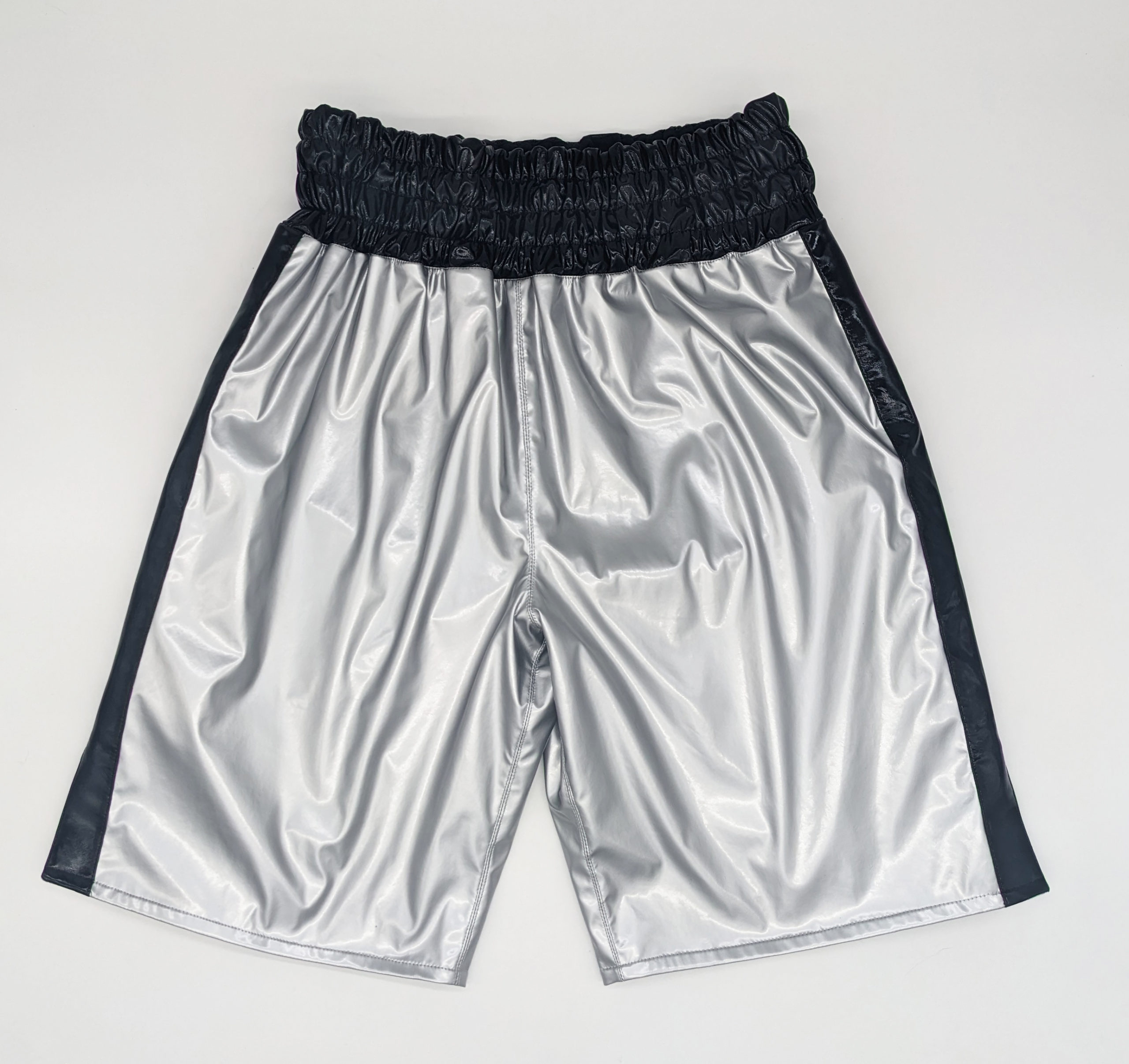 エナメルの裏地がついて存分にツルツルテカテカの光沢感をお楽しみ頂け