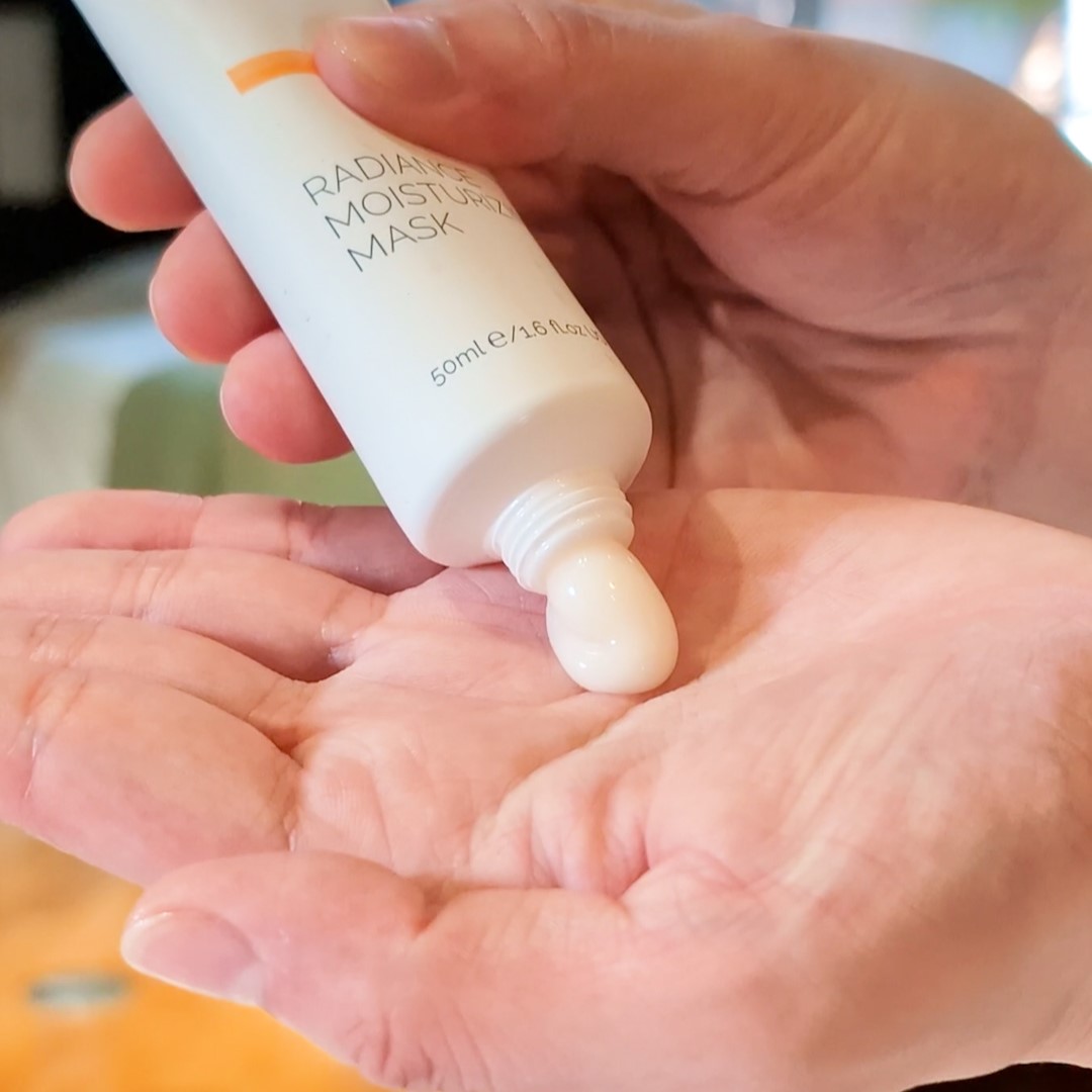 ラディアンスモイスチャライジングマスク-クリスティーナ｜透明感
