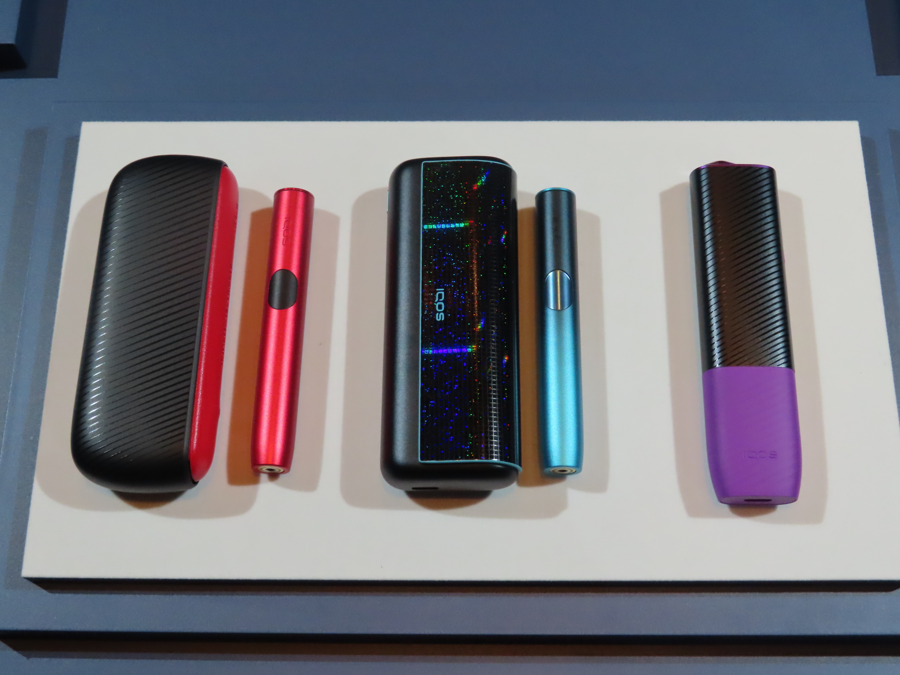 ILUMA i アニバーサリーモデル」10・1から限定発売 オシャレな赤・青緑