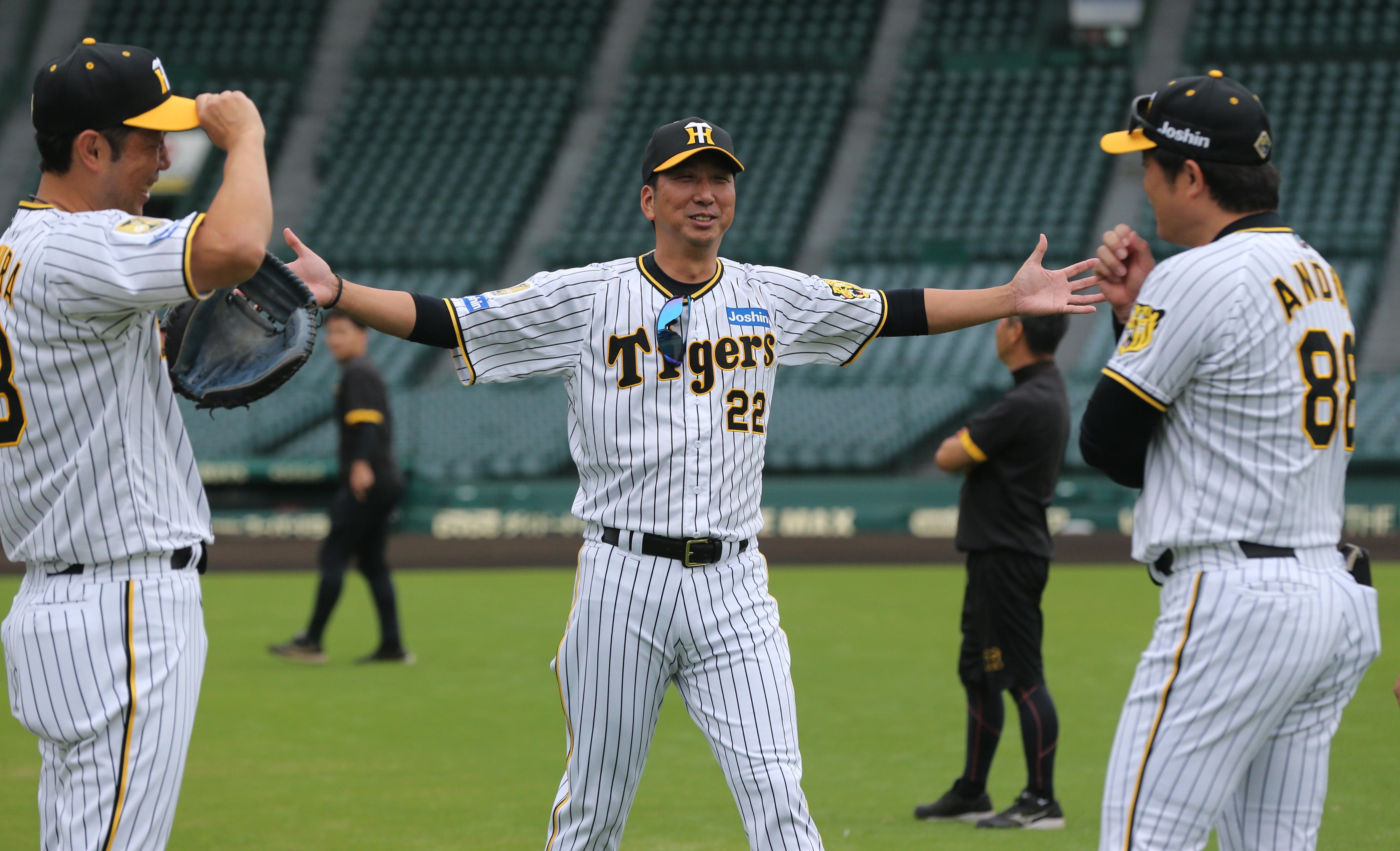 阪神の藤川球児監督が秋季練習でユニホーム姿を披露 「ついてきて