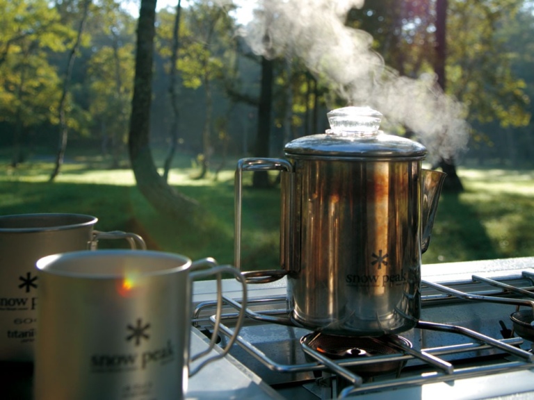 キャンプで楽しむコーヒー ～Snow Peak ステンパーコレーター6カップ