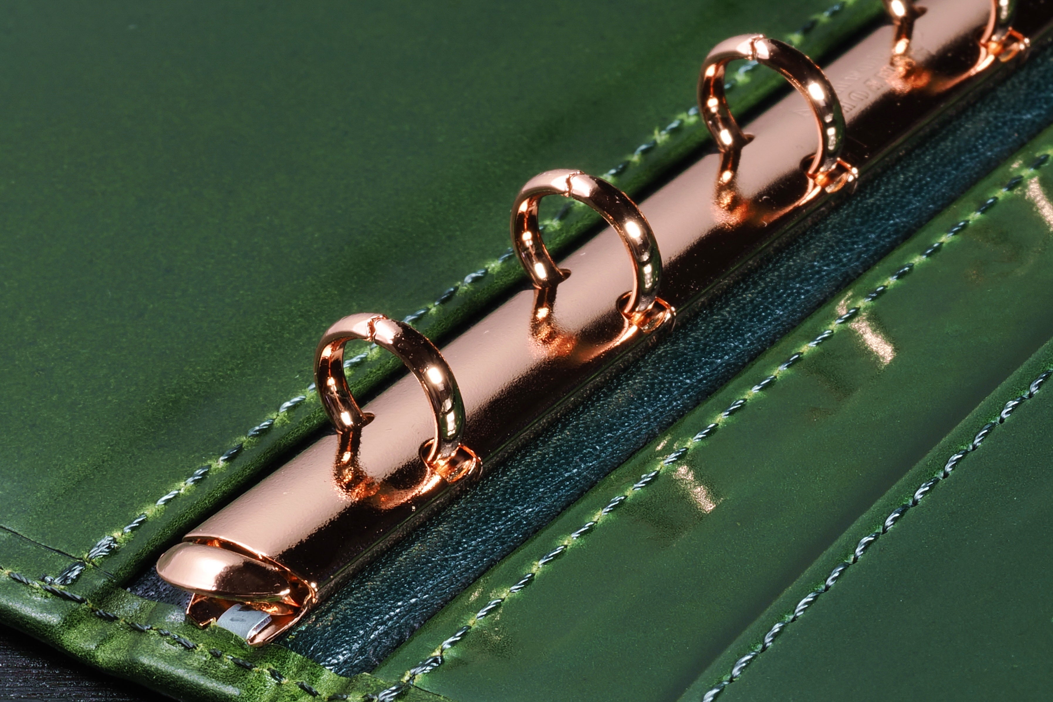 システム手帳 ディープグリーン コードバン M5 φ8mm｜文房具の専門誌