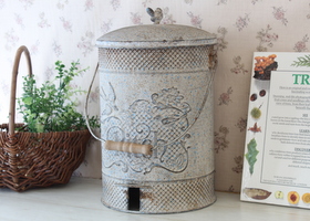 グランシュマン インテリア － フレンチカントリーのバラ柄、レース