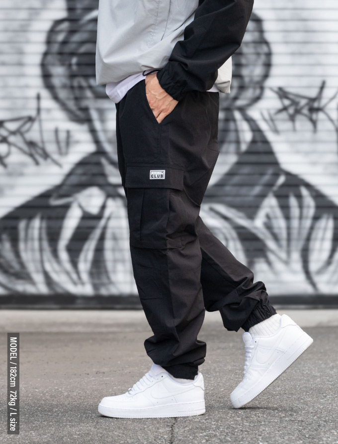 軽量かつ耐性も高いリップストップナイロンを使用したカーゴパンツ!