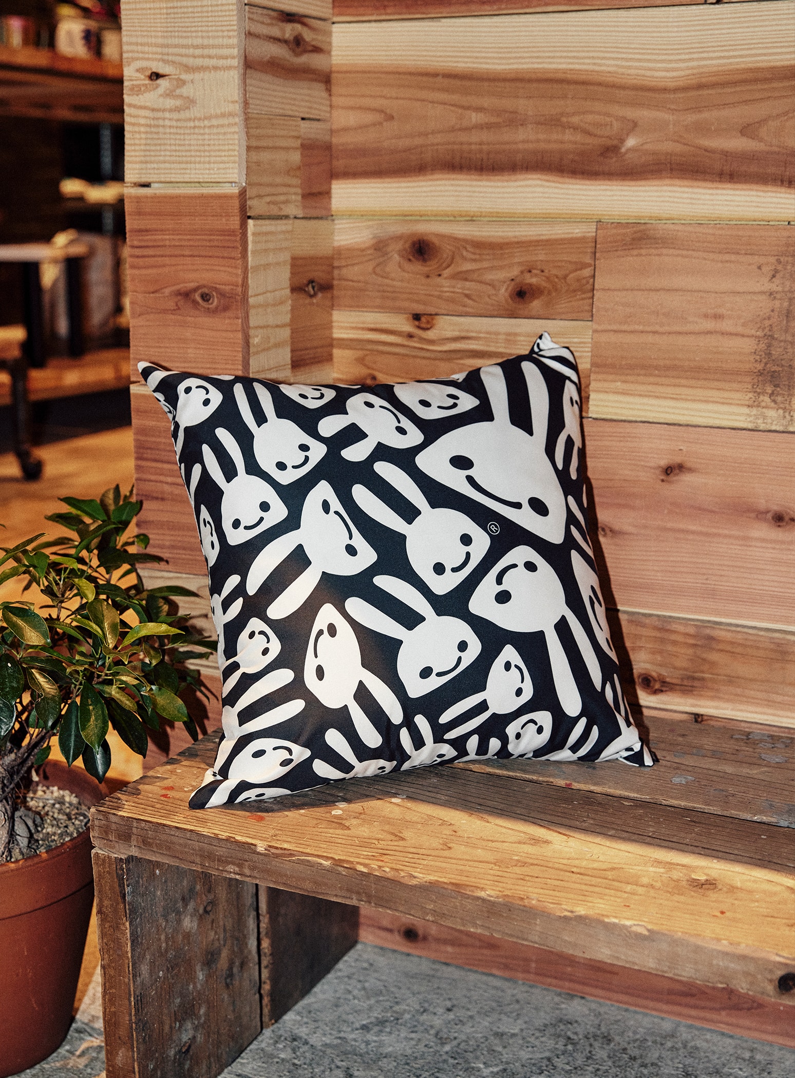 クッションカバー ぐにゃぐにゃウサギ｜ウサギがいる｜CUNE ONLINE STORE