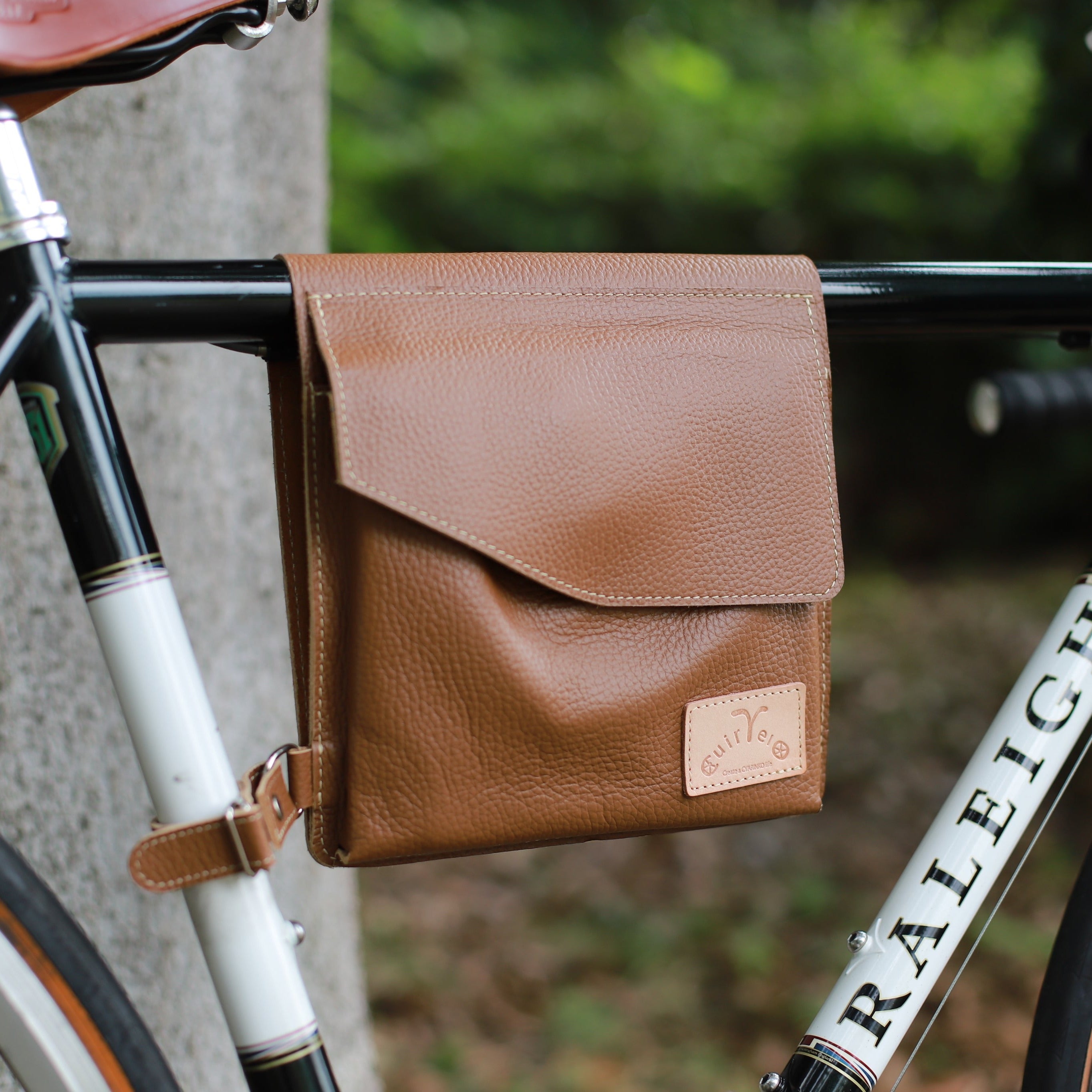 おしゃれなフレームバッグ｜レザーフレームバッグ「Charlie」をご紹介