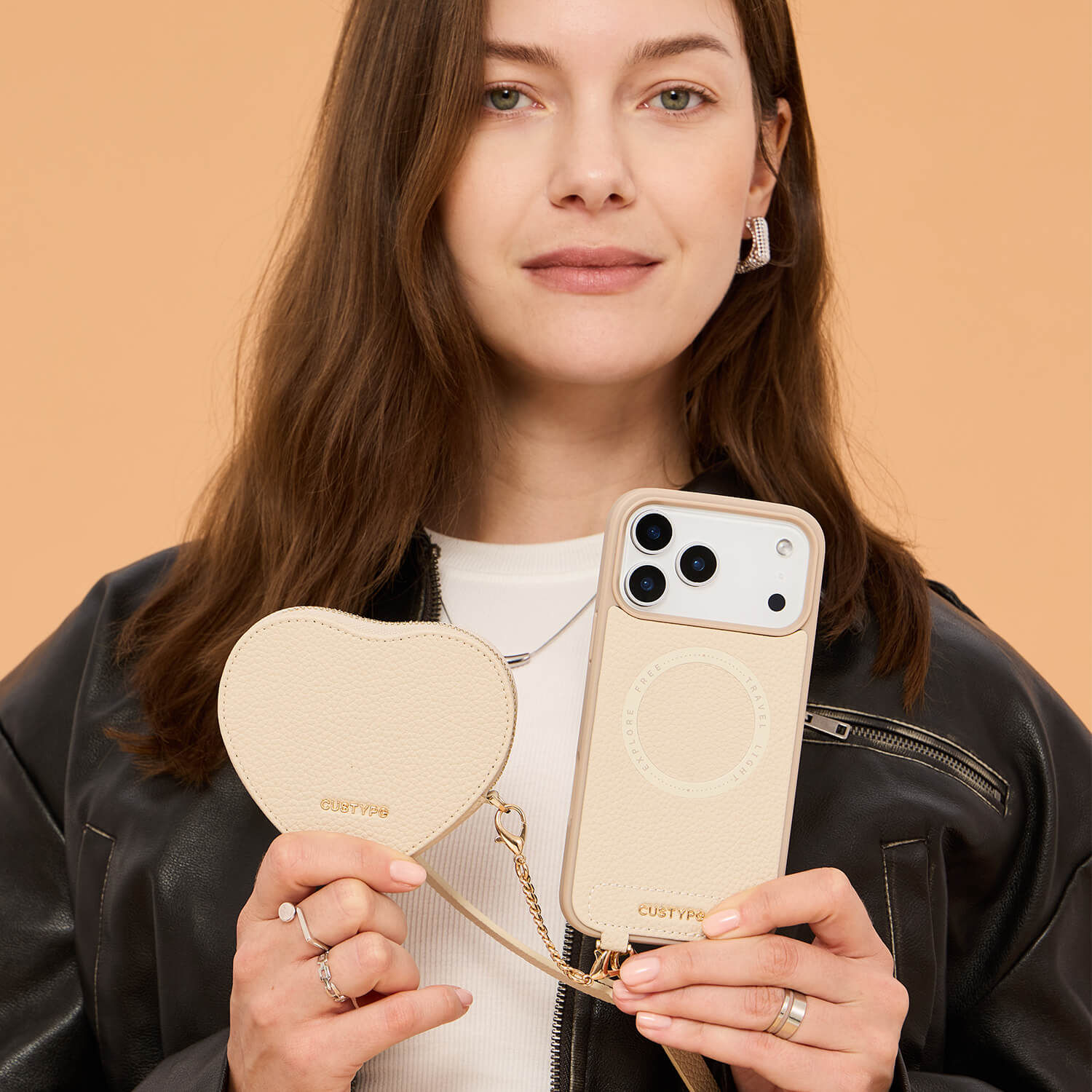 Custype iPhone 15 Pro用ハート型スマホケース：クロスボディ＆リスト