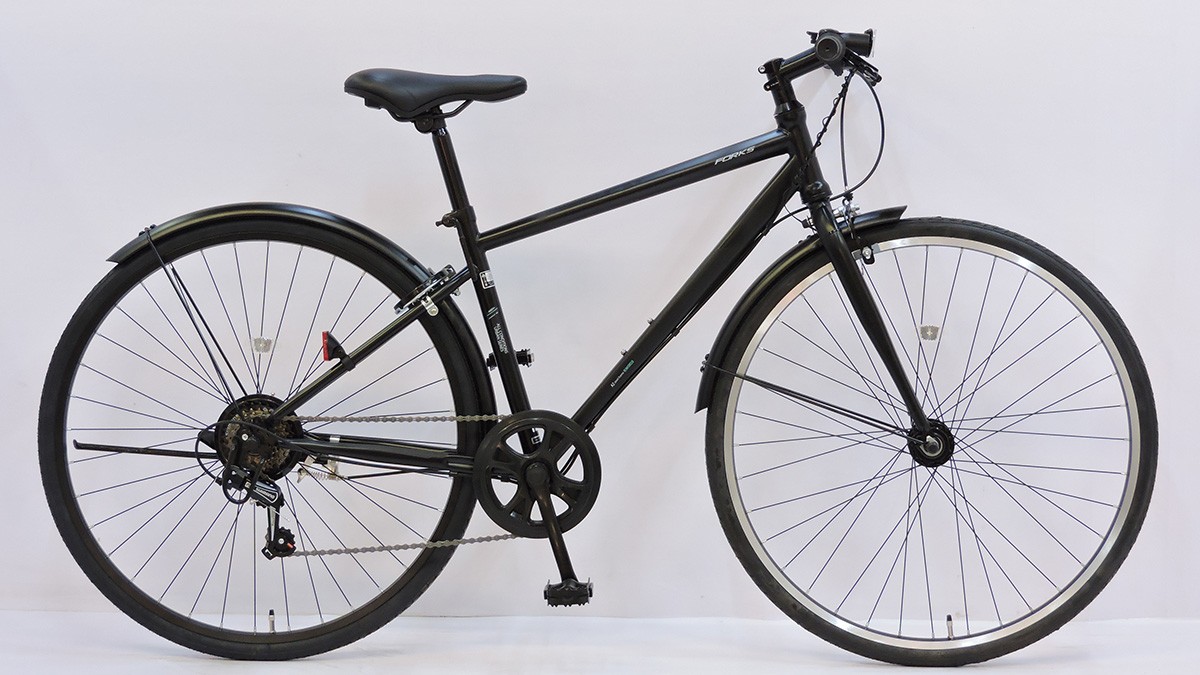 スタイリッシュなフレームにドロヨケ、ライトも標準装備 クロスバイク