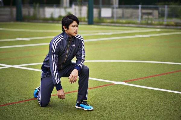 内田篤人もお洒落コーデ！アディダスのデニム調ジャージ発売 | CYCLE