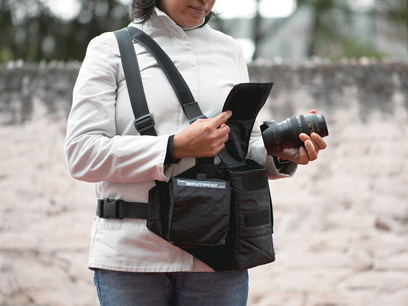 銀一、防弾チョッキの上からも着られるカメラバッグ「newswear」の新