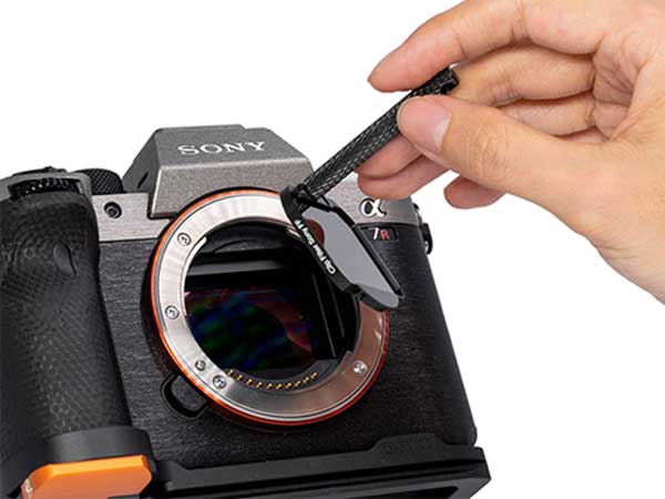 よしみカメラ、ボディ内部に装着するフィルターに「α7 IV」用を追加