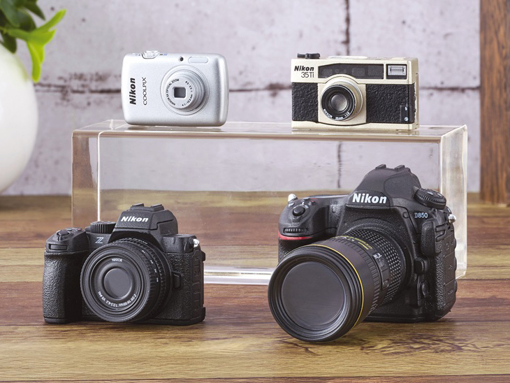 Nikon ミニチュアカメラ”の第2弾が登場 Z50IIやD850が1/3のスケールで