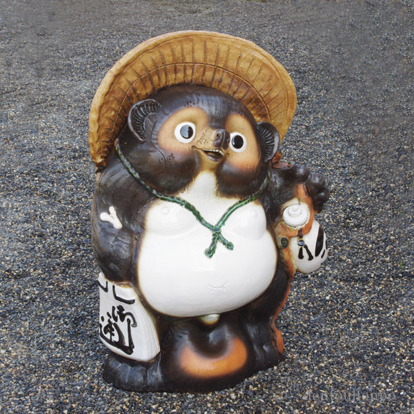 送料無料】 福ひねり狸 30号 / 置物 幸運 風水 縁起物 人気 信楽焼