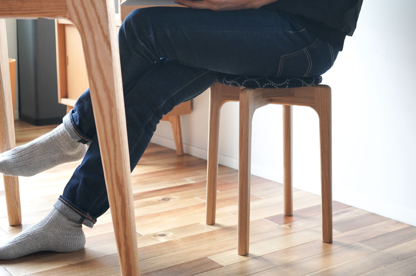 マルニ60+ スタッキングスツール オーク ファブリック M-06（ミナ