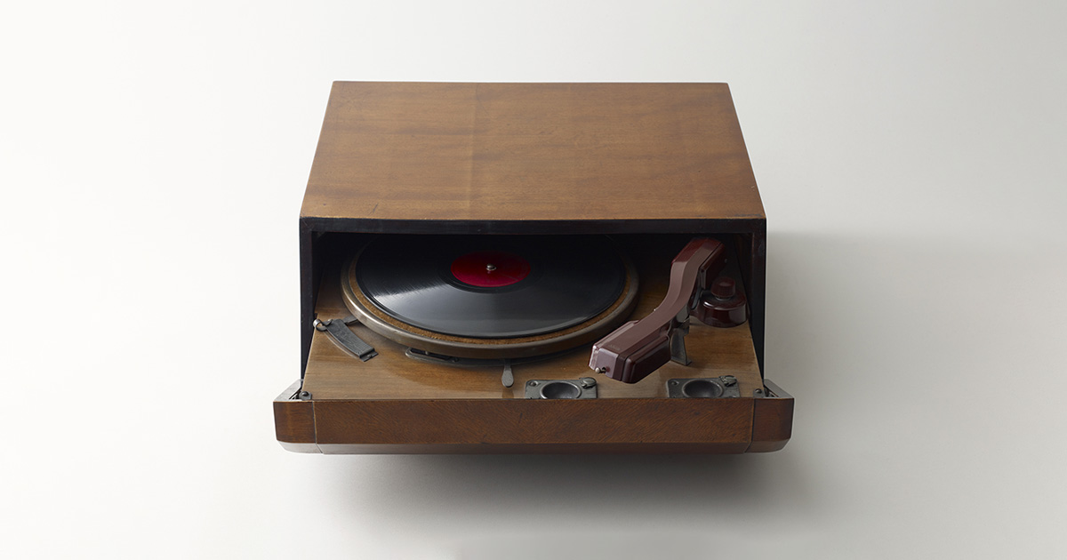 1938年(昭和13年) 前面開閉式レコードプレーヤー | Design Column