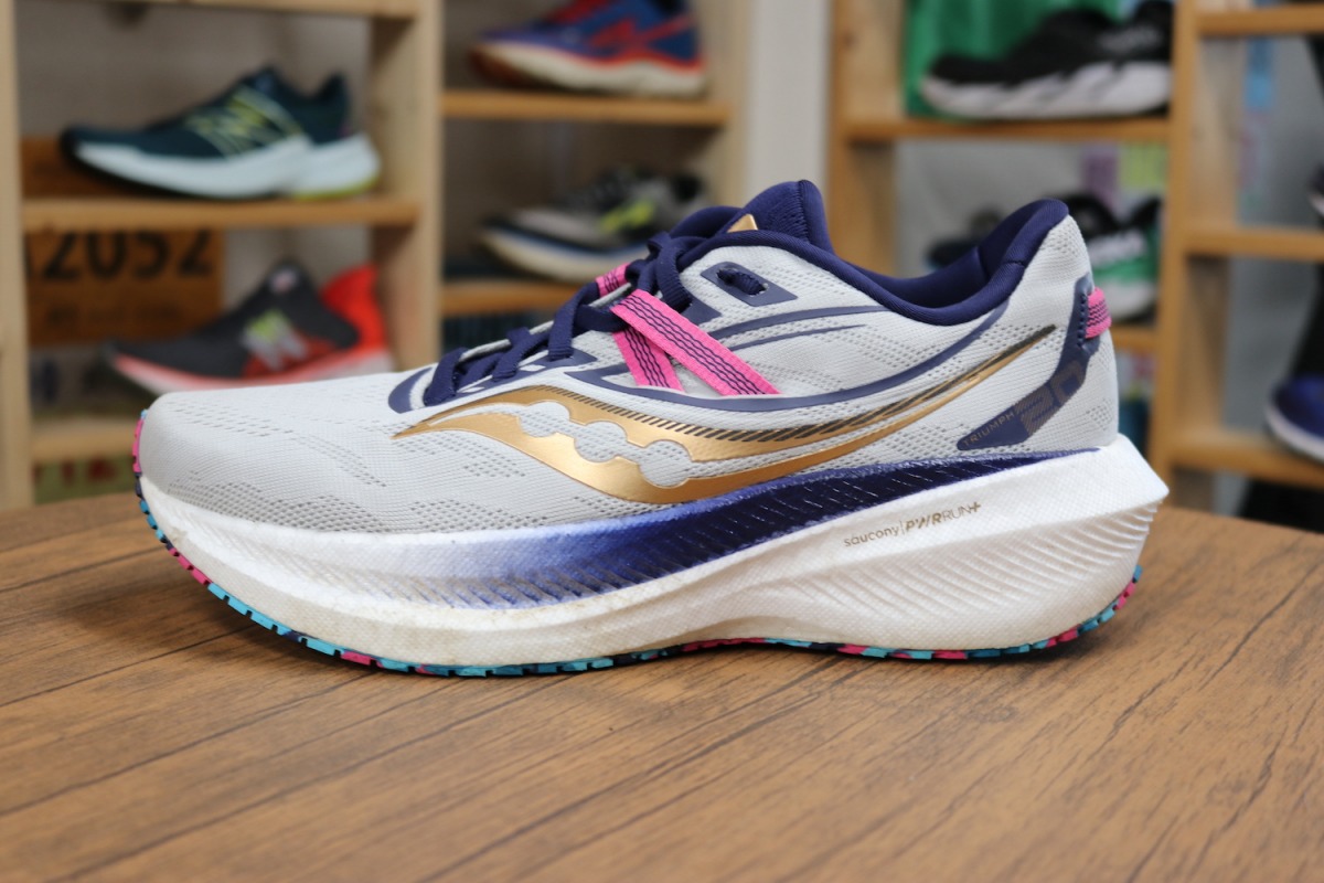 サッカニー】「TRIUMPH 20」は2022年BESTシューズ!?反発性を備えた厚底