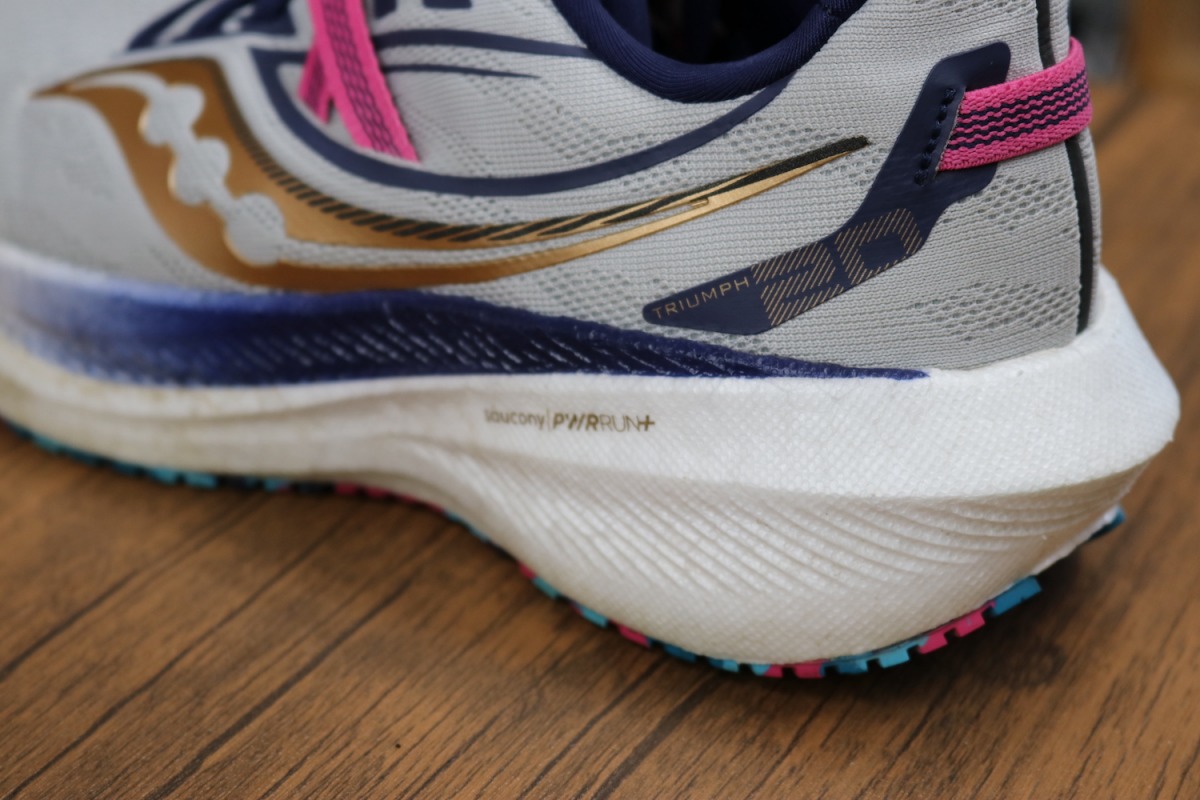 サッカニー】「TRIUMPH 20」は2022年BESTシューズ!?反発性を備えた厚底