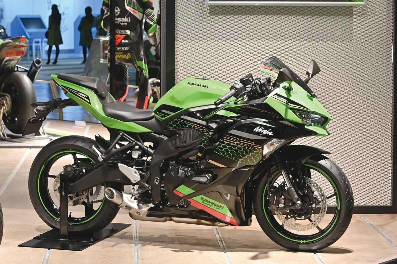 250スポーツ今昔対決】最新 ZX-25R vs '80s 直4レプリカ「往年の