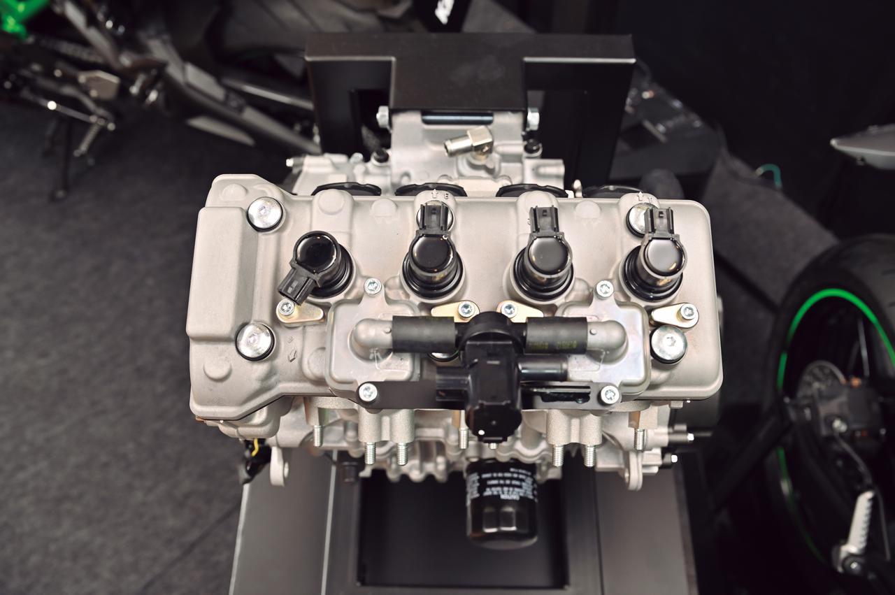 カワサキ「Ninja ZX-25R」のエンジンを徹底解剖！ 四半世紀を経て復活