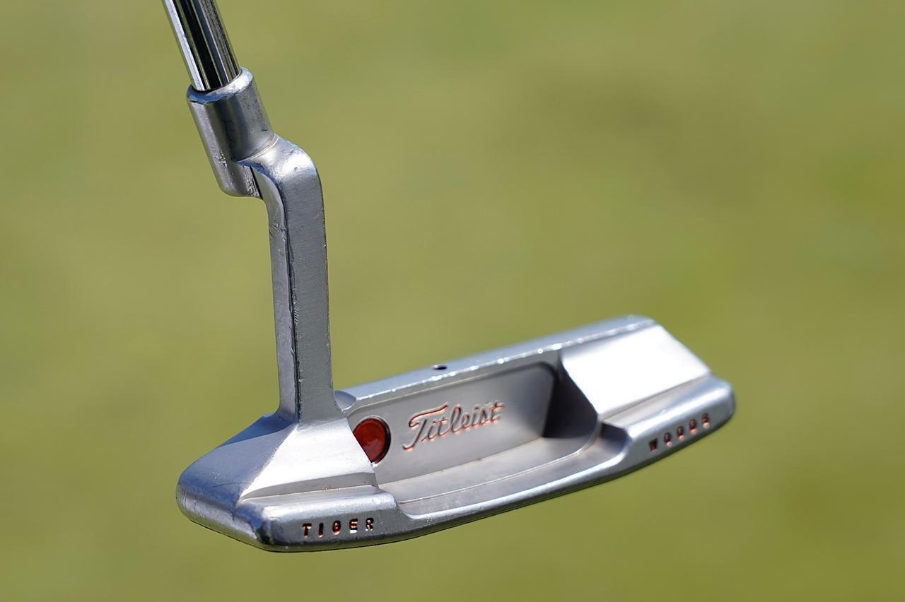 タイガー・ウッズのパターのグリップは「1度クローズ」。スコッティ