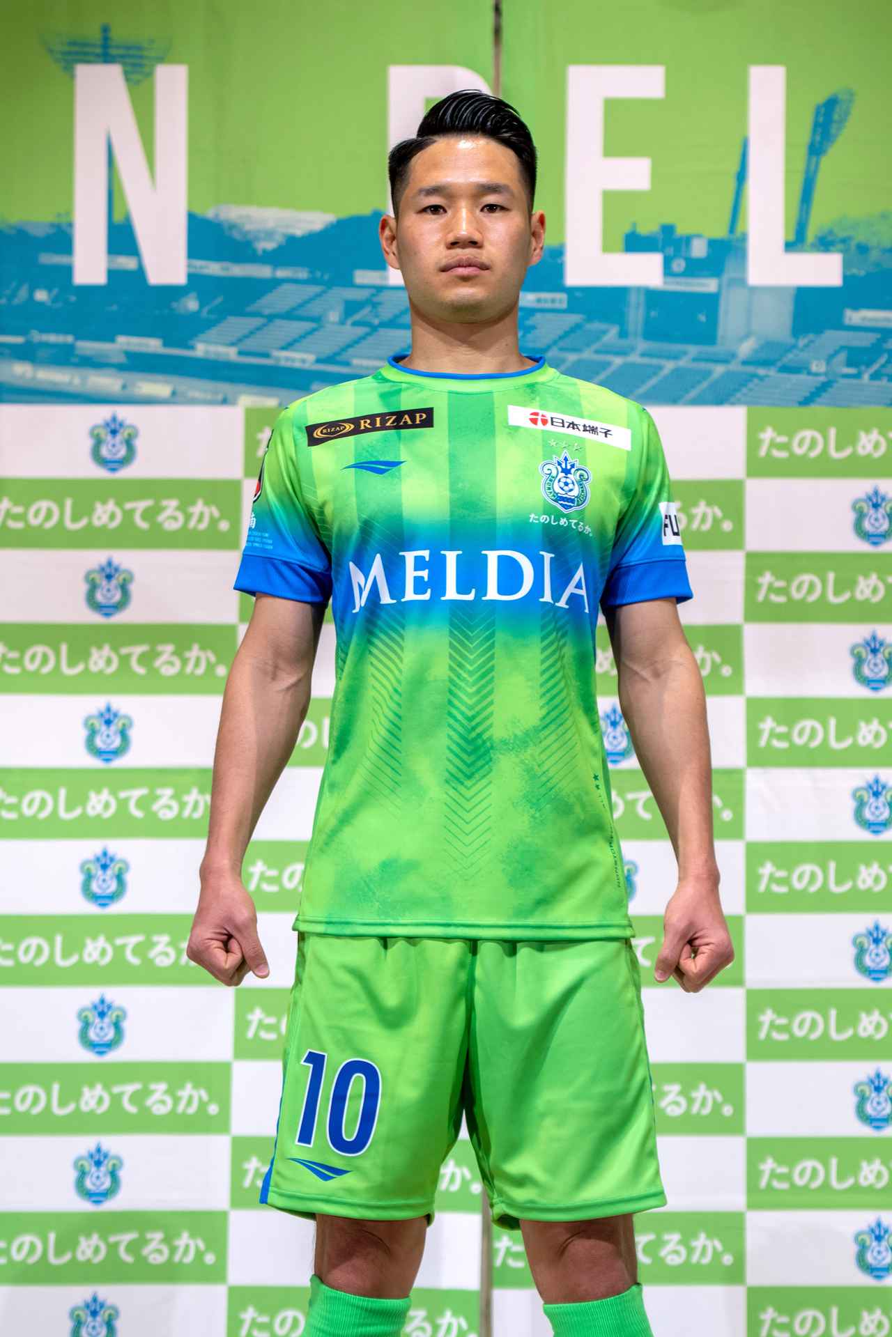 2ndユニフォームは田中聡が披露した。チームでは初という黒のパンツが