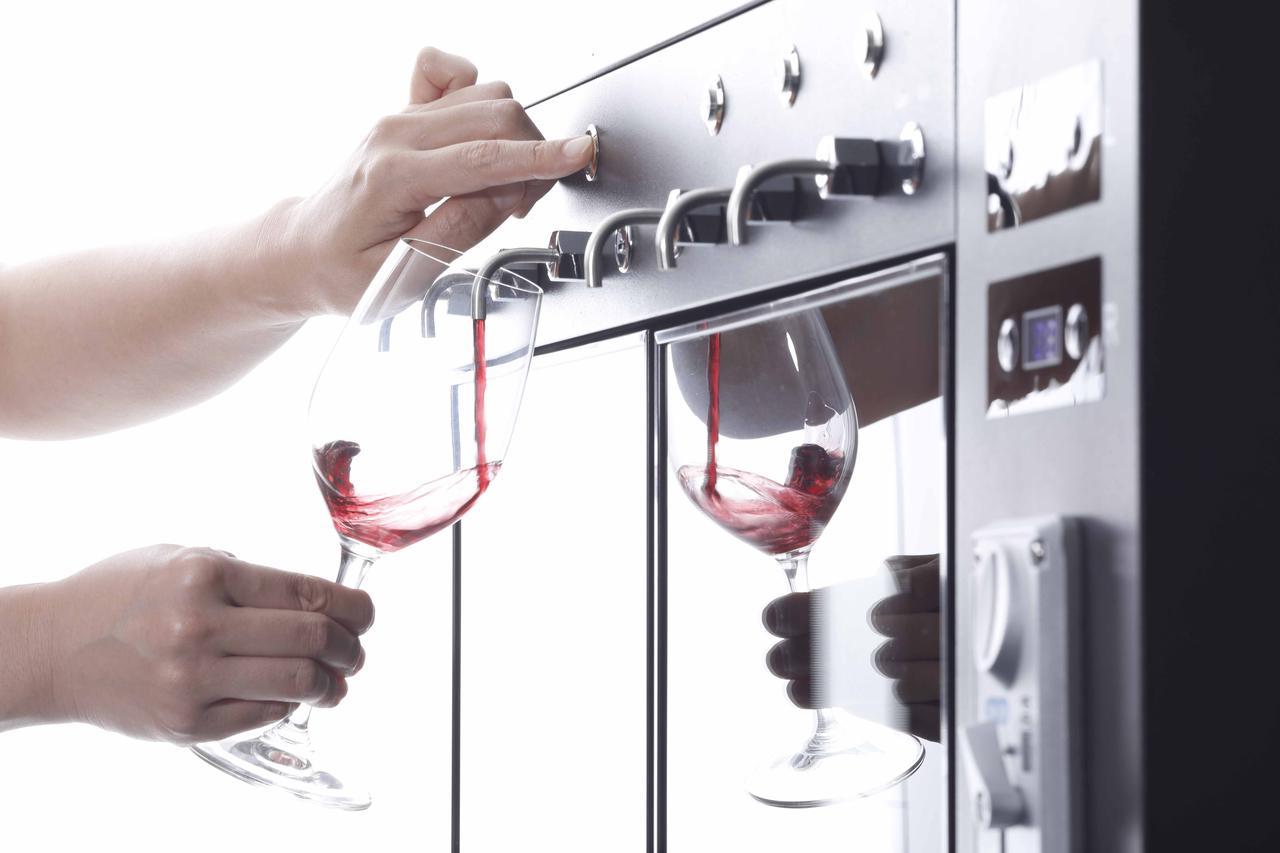 人手不足解消の切り札！「ファンヴィーノ」よりコイン式ワイン、Sake