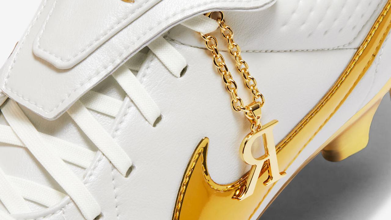 NIKEからロナウジーニョとコラボした伝説スパイク「タッチオブゴールド