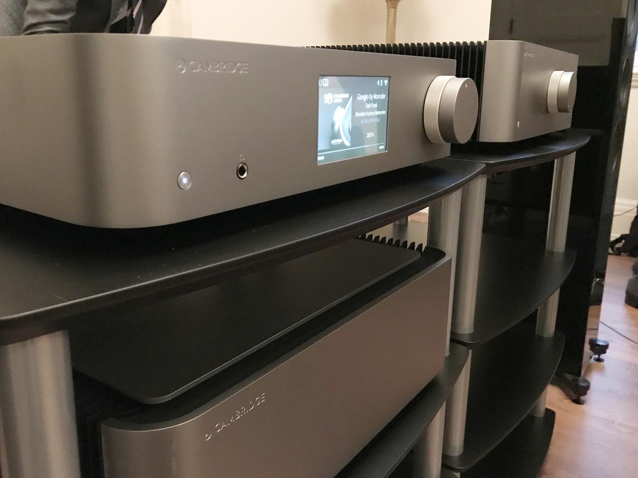 英国の老舗ケンブリッジオーディオのハイエンドアンプ、Edge。12月に