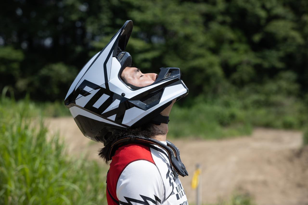 話題沸騰中の極薄ネックブレース“ヴィジョン”を試したが、“Air”と迷い