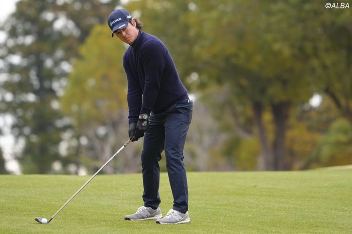 石川遼の足元に“N”のロゴ？ スニーカーのようなゴルフシューズを試し