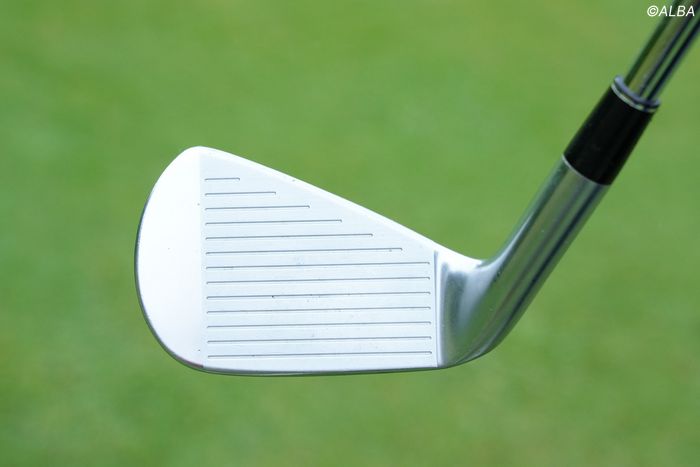 写真] 今季2勝目小祝さくら 7番ロフト32度の軟鉄鍛造アイアンでドロー