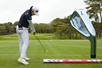 写真] 今季2勝目小祝さくら 7番ロフト32度の軟鉄鍛造アイアンでドロー