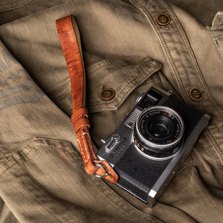 手染めエイジングレザーハンドストラップ 003（CURA 真鍮製2重リング