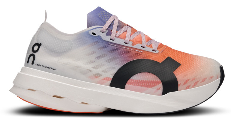 ONが新作スニーカー「Cloudboom Strike」を含むランニングシューズ