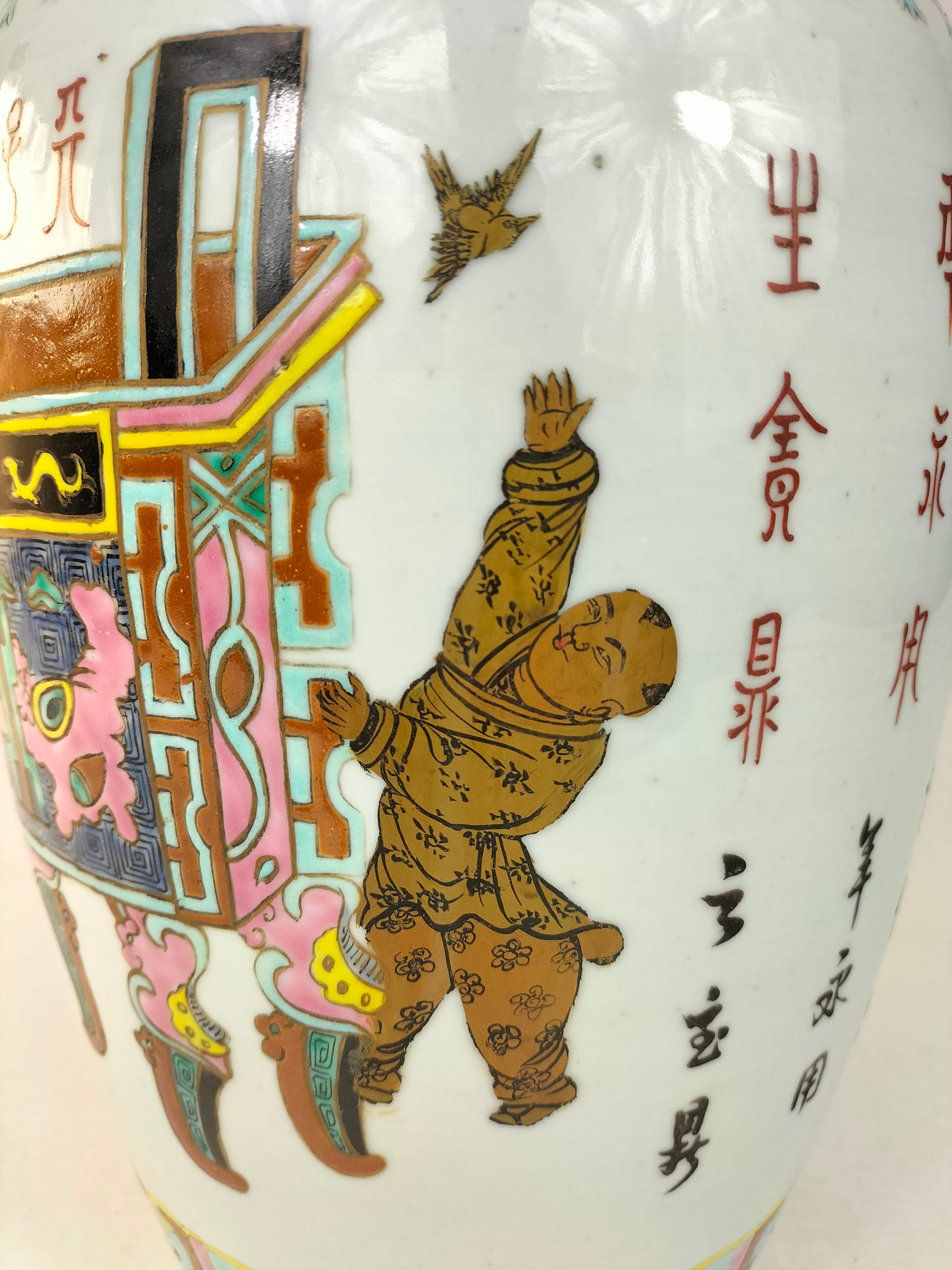 古董中国粉彩花瓶，饰有花篮和人物// 清朝- 19 世纪– Diddenantiques