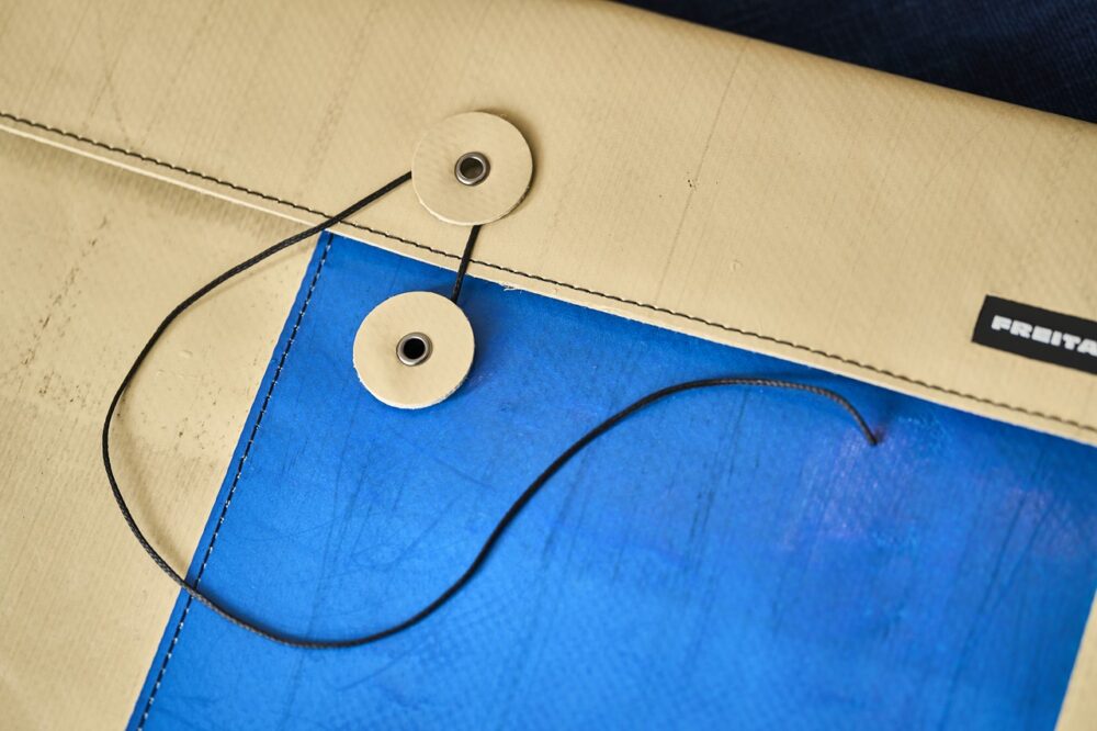 これがトラックの幌だなんて気が付く？ 「FREITAG」のPCケースは