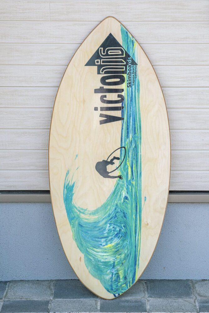 ショアブレイクと格闘するパワフルなマリンスポーツ「スキムボード」が