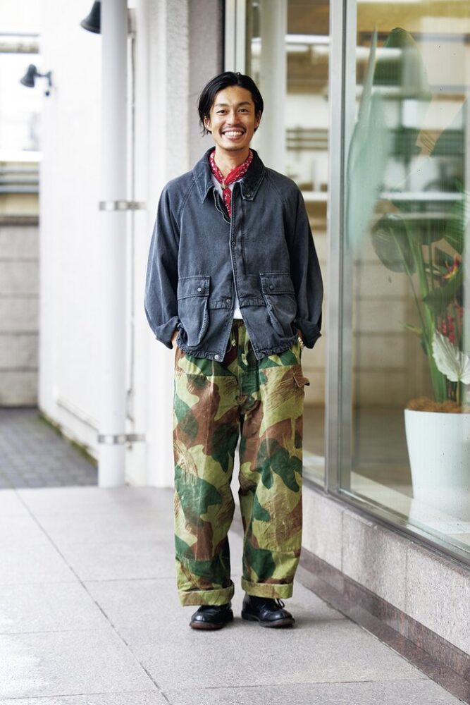 ミリタリー巧者に学ぶ、カモ柄パンツをファッションに取り入れた大人の