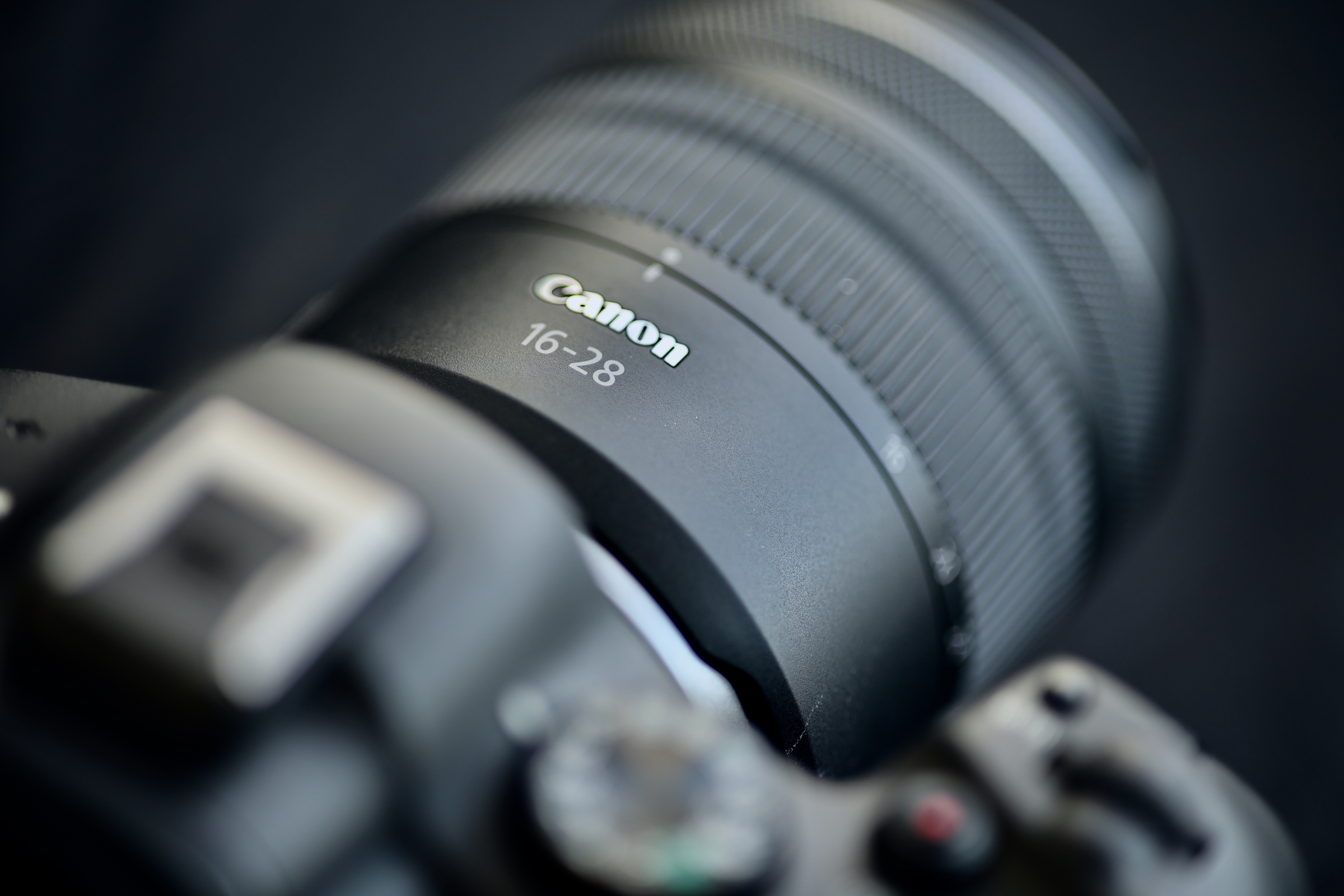 キヤノンRFに、（比較的）リーズナブルな広角ズーム登場【RF16-28mm F2