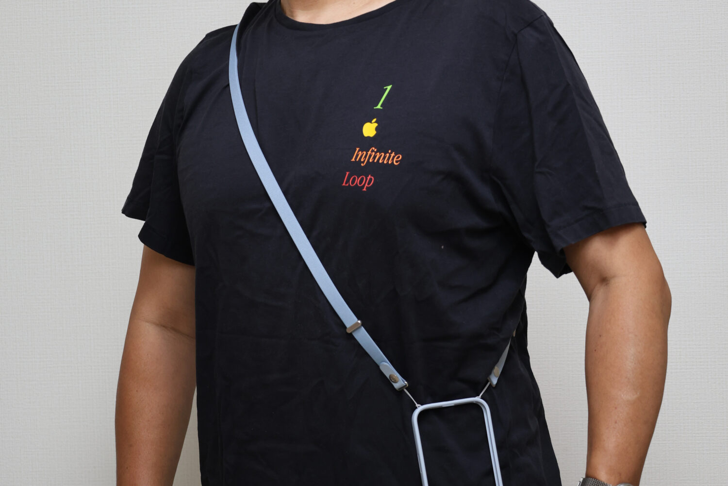 約1万円で高価と言われたクロスボディストラップ、実は繊維に磁石が