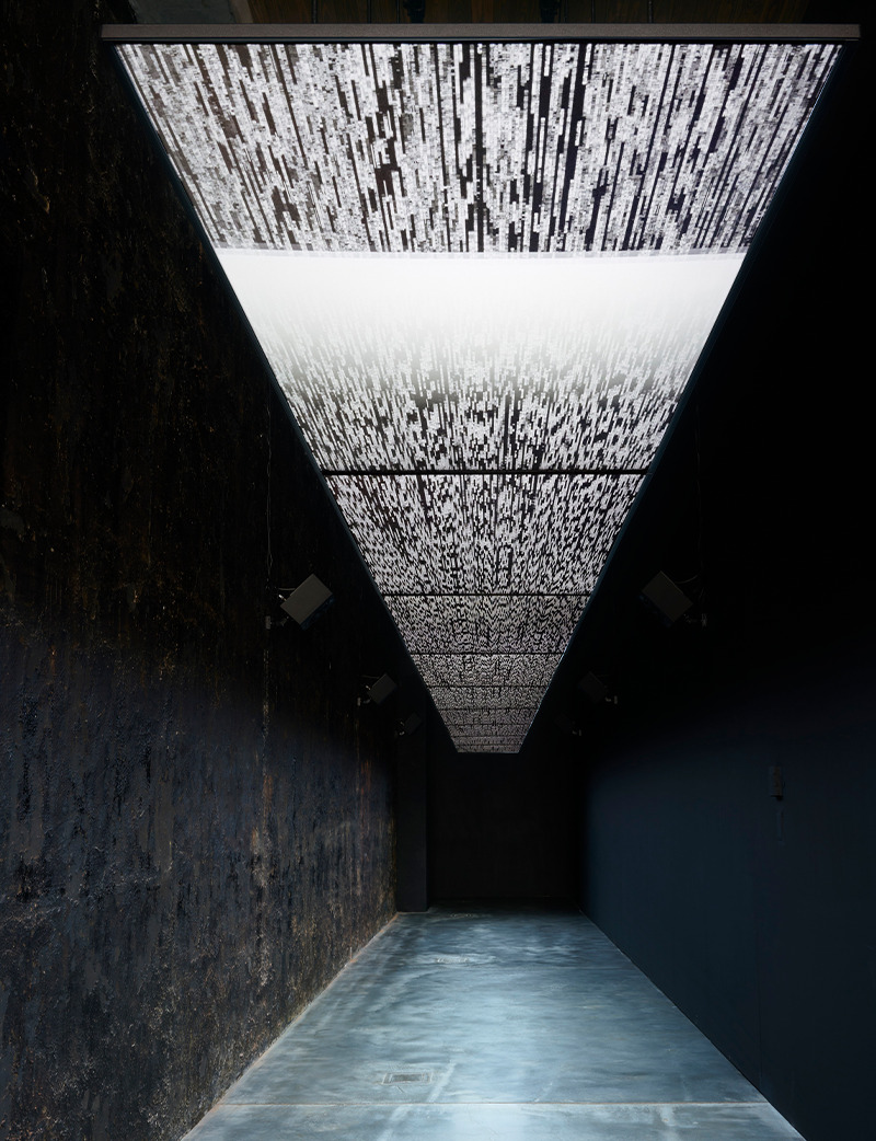 池田亮司展」青森・弘前で開催中鑑賞者の感覚を拡張する目に見えない