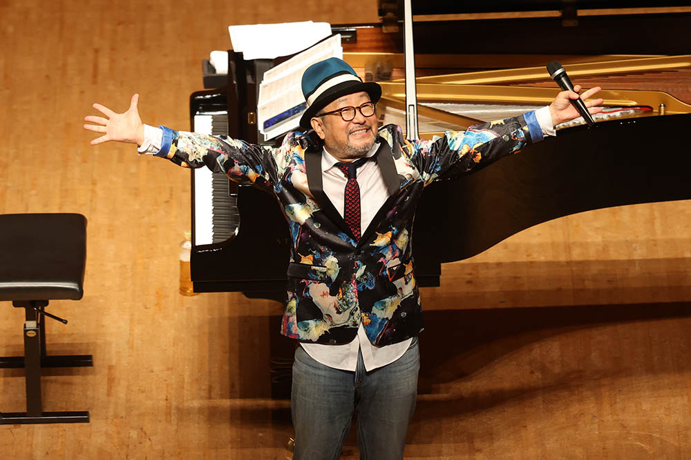 大江千里がデビュー40周年記念ピアノコンサートを開催。ファンとの