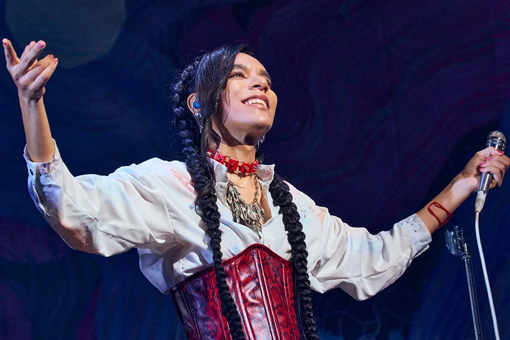 女王蜂、予想を超えたセットリストと美しいステージ演出で魅せた東京