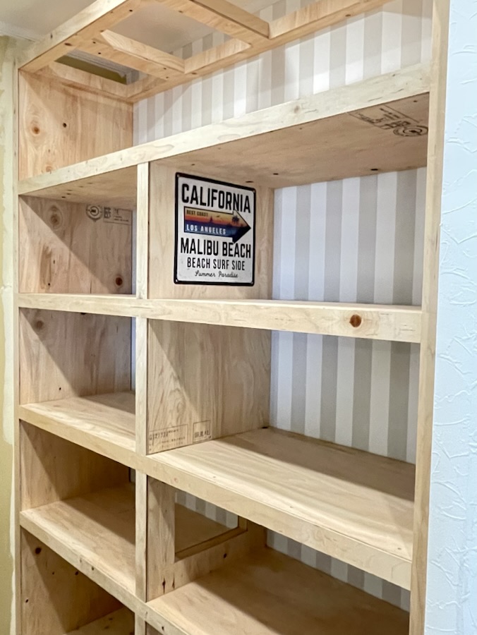 パントリー収納DIY】大容量の木製オープンシェルフの作り方を紹介