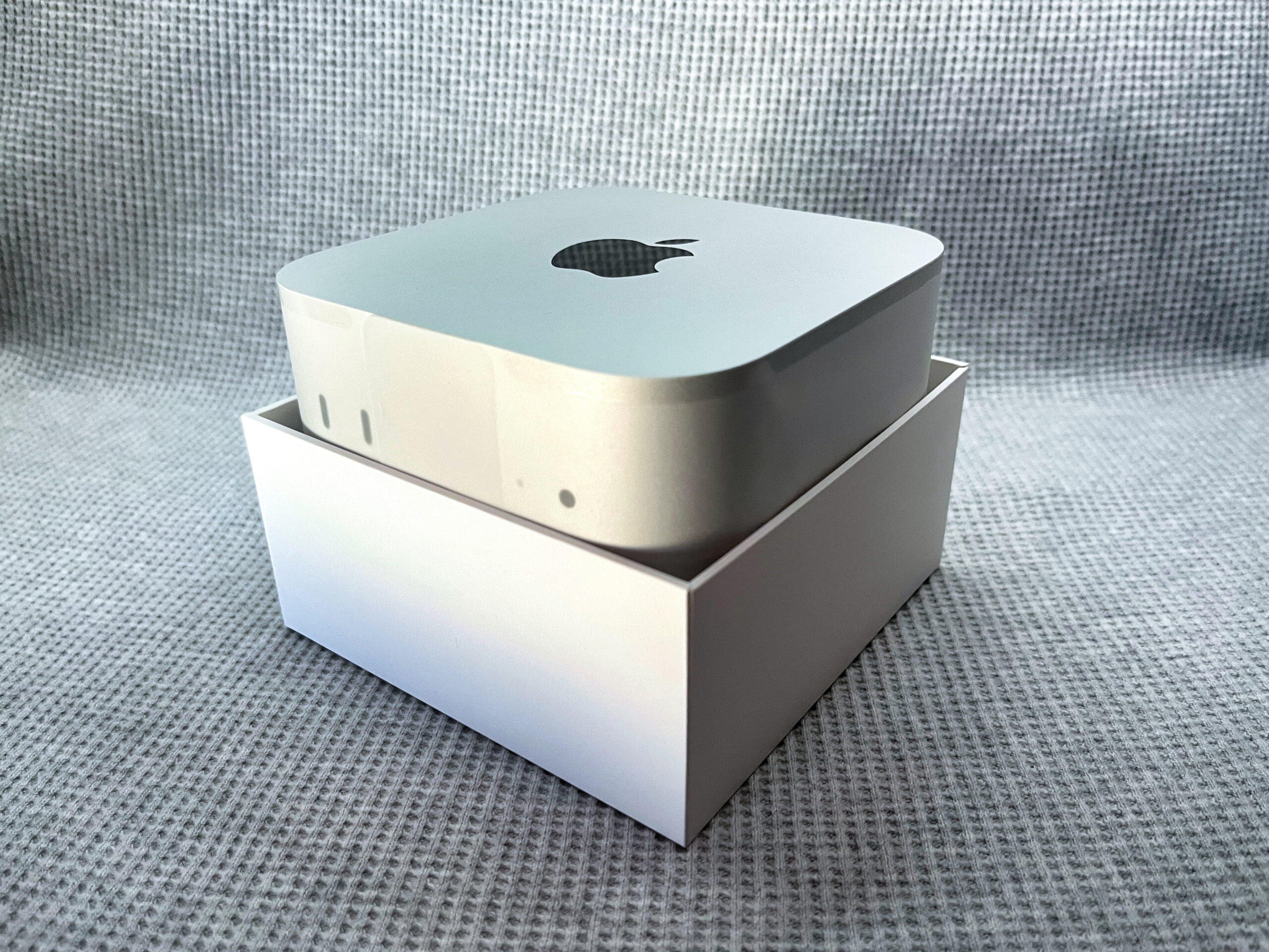 M4 Mac mini開封レビュー｜設置場所に困らないデスクトップに歓喜でも