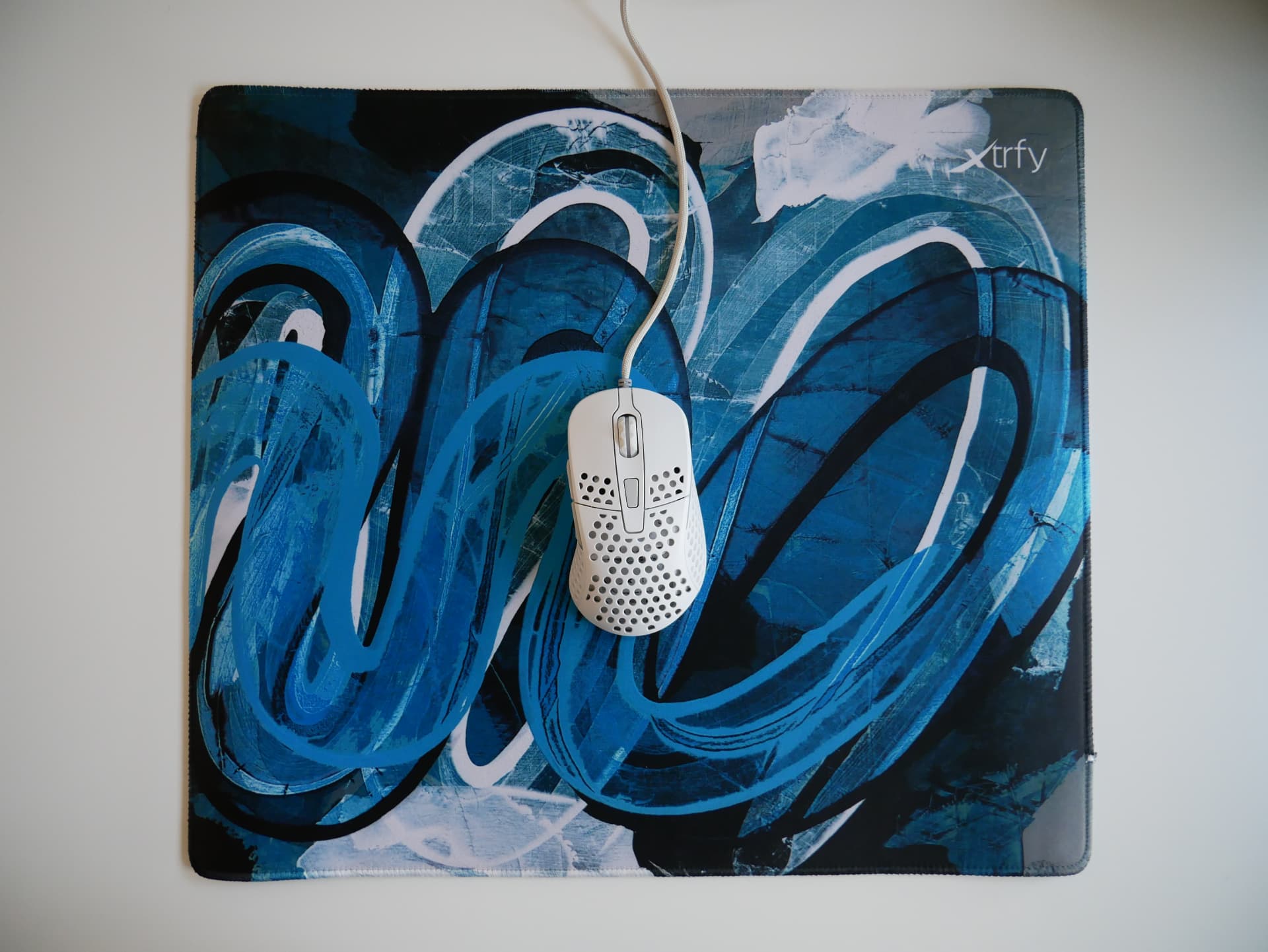 Xtrfy GP4」レビュー。アーティスティックなデザインが目を惹く、5色