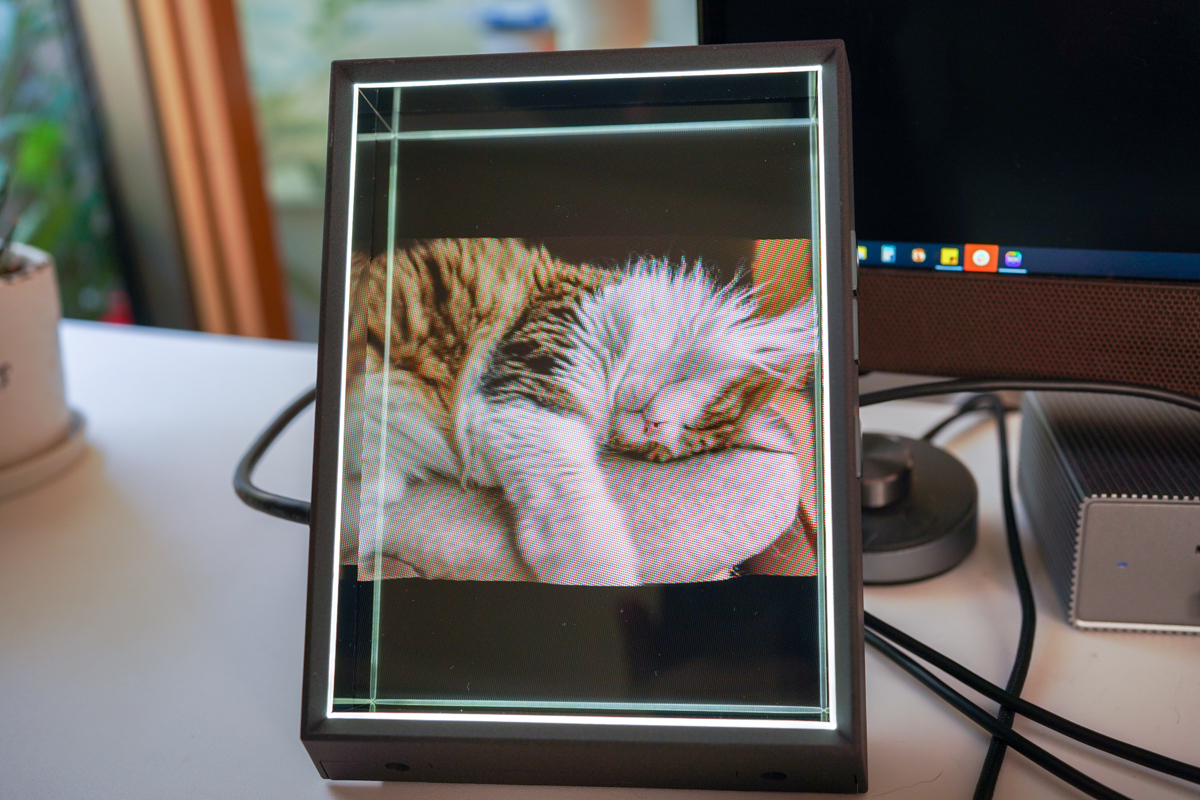 裸眼で立体視できるLooking GlassホログラムディスプレイGen2、Makuake