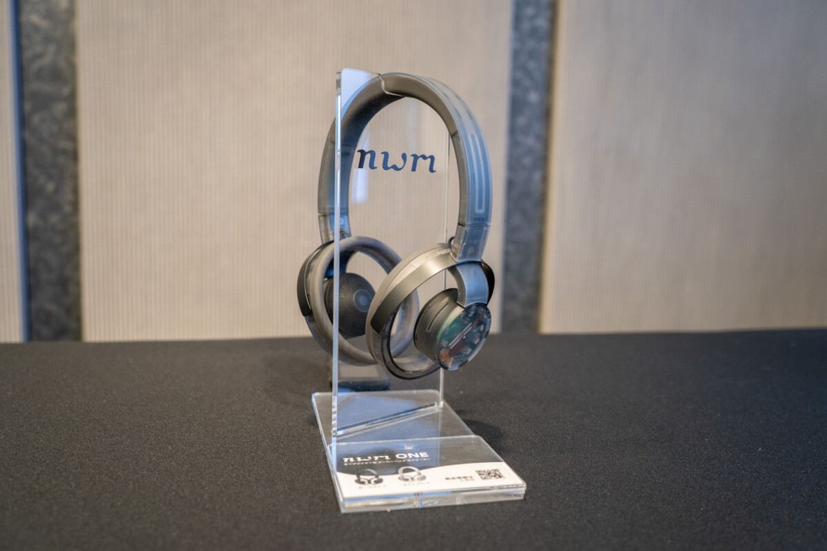 耳をふさがないヘッドホンnwm ONEに新色「ファントムグレイ