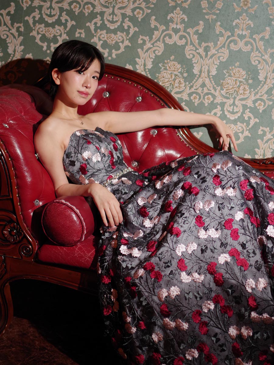 シルバーグレーサテン×レッド花柄刺繍を組み合わせた大人っカッコいい